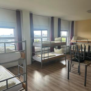 Low Budget Hostel في ميونخ: غرفة مع مجموعة من الأسرّة ذات الطابقين
