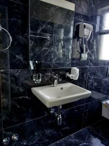 Hotel Myrtaj tesisinde bir banyo