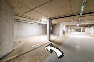 un garage vuoto con una freccia sul pavimento di Stylish Studio with Free Parking a Sofia