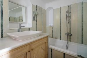 Bilik mandi di MyBoZer Hotel Kallisto