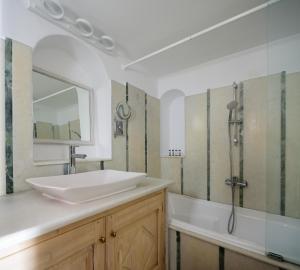 Bilik mandi di MyBoZer Hotel Kallisto