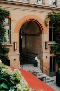 a man standing in the doorway of a building at TORTUE Hamburg in Hamburg