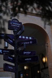 a pole with street signs in front of a building at TORTUE Hamburg in Hamburg