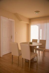 comedor con mesa y sillas en ROOMS free - Zagorje, en Bedekovčina