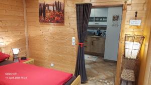 a small room with a bed and a kitchen at Pfalz-Apartment Mein Chalet - Einzigartig in Großkarlbach in Großkarlbach