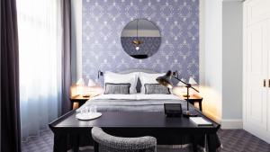 a bedroom with a bed with a desk and a wall at TORTUE Hamburg in Hamburg