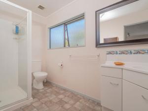 Bilik mandi di Seashells Bach - Whangamatā Holiday Home