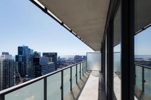 een balkon met uitzicht op de stad bij Luxury Condo w/Fascinating View&Free Parking in Toronto