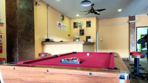 Biliár nebo kulečník v ubytování Lucky Buako Hotel Patong