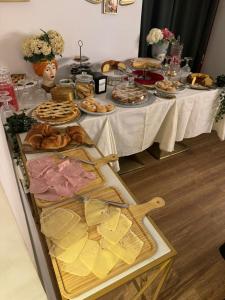 einen Tisch voller Essen und Brot auf dem Tisch in der Unterkunft Venus Inn B&B Rome in Rom