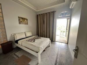 a bedroom with a bed and a large window at Luxueus appartement Wanica, Welgedacht C in Wanica
