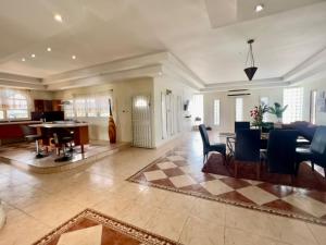 a large living room with a table and chairs at Luxueus appartement Wanica, Welgedacht C in Wanica