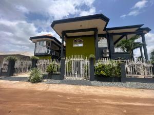 a house with a white fence in front of it at Luxueus appartement Wanica, Welgedacht C in Wanica