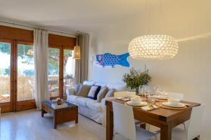 a living room with a white couch and a table at Flateli La Fosca in Palamós