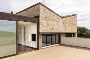 una casa con una gran puerta de cristal en una cubierta en Exclusive Perugia Getaway - Apartments with Shared Pool & Parking, en Perugia
