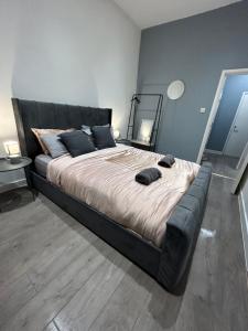 A bed or beds in a room at Central locations 1 bed apartments sleeps 4