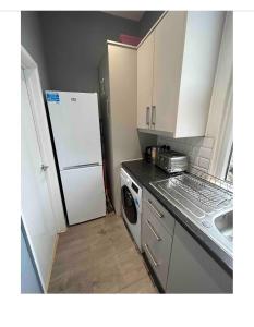A kitchen or kitchenette at Central locations 1 bed apartments sleeps 4