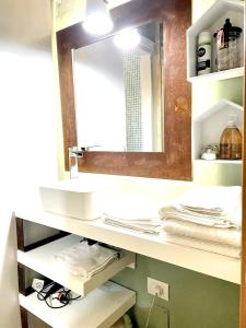 ein Bad mit einem Waschbecken und einem Spiegel in der Unterkunft Studio with wifi at Firenze in Florenz