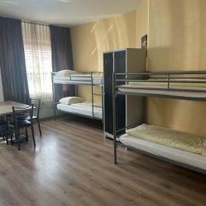 Postel nebo postele na pokoji v ubytování Low Budget Hostel