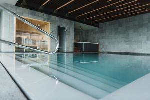an empty swimming pool in a building at Pico Terramar & SPA in Areia Larga