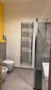 uma casa de banho com um chuveiro, um WC e um lavatório. em SUNRISE HILL B&B em Menestrello