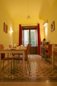 Un comedor con mesa y sillas en B&B Palazzo Corvino, en Palermo
