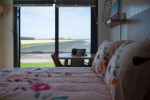 - une chambre avec un lit, une table et une fenêtre dans l'établissement Bloem & Bed, à Stolpen
