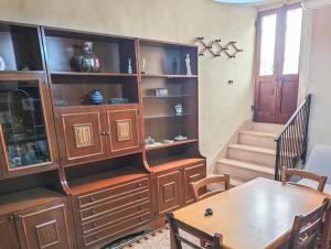 una camera con una grande mensola in legno e un tavolo di Casa Mafalda a Portoferraio