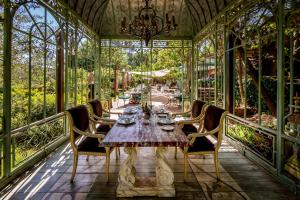 Taman di luar Chez Bruno
