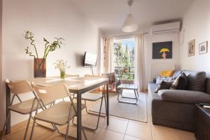 un salon avec une table, des chaises et un canapé dans l'établissement Spartan Gem Apartment, à Sparte