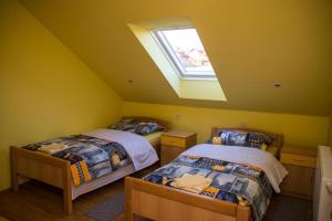 سرير أو أسرّة في غرفة في ROOMS free - Zagorje