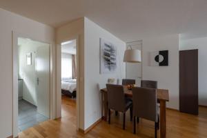 a dining room with a table and chairs and a bedroom at Executive 2 bedroom flat / city center (Hösch 5) in Zürich
