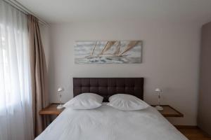 a bedroom with a bed with two white pillows at Executive 2 bedroom flat / city center (Hösch 5) in Zürich