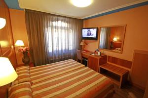 a hotel room with a bed and a mirror at Hotel Paris Centro in Zaragoza