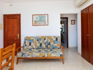 ein Sofa mit Kissen darauf im Zimmer in der Unterkunft Apartment Maridor-2 by Interhome in Platja  d'Aro