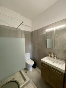 La salle de bains est pourvue de toilettes blanches et d'un lavabo. dans l'établissement Bitter Orange House, à Nerántza
