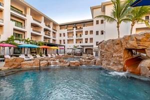 una piscina con un tobogán de agua en un hotel en Cabo Azul, en San José del Cabo