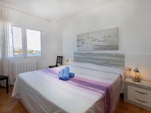 un dormitorio con una cama con un animal de peluche azul en Apartment Faner by Interhome, en Llançà