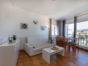 una sala de estar con un sofá y una mesa en Apartment Faner by Interhome, en Llançà