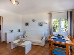Una sala de estar con un sofá blanco y una mesa. en Apartment Faner by Interhome, en Llançà 17 fotos más