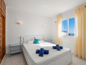 Ένα ή περισσότερα κρεβάτια σε δωμάτιο στο Apartment Pueblo Panorama-2 by Interhome
