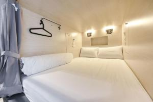 Postel nebo postele na pokoji v ubytování The Cube Hostel Silom
