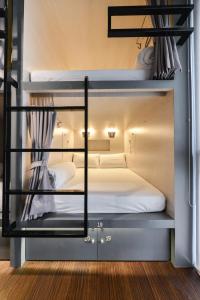 Posteľ alebo postele v izbe v ubytovaní The Cube Hostel Silom