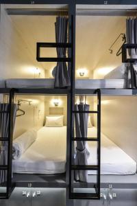 Postel nebo postele na pokoji v ubytování The Cube Hostel Silom