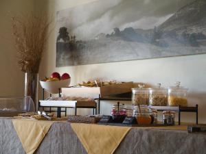 una mesa con jarras de comida encima en Janas Country Resort, en Mores