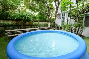Bazén v ubytování The Cube Hostel Silom nebo v jeho okolí