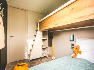 Postel nebo postele na pokoji v ubytování Holiday Home Camping Sunelia La Clémentine-2 by Interhome
