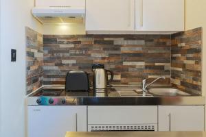 a kitchen with a sink and a counter top at Cosy Countryside retreat - Woody in Milton Keynes