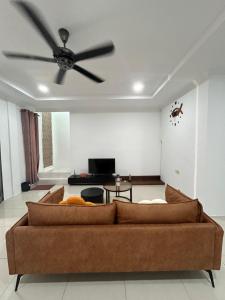 H&N Airbnb في ميري: غرفة معيشة مع أريكة ومروحة سقف