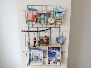 Holiday Home Ty Gwen by Interhome في بورنيك: رف مثبت على الحائط مع ساعة وأصناف أخرى